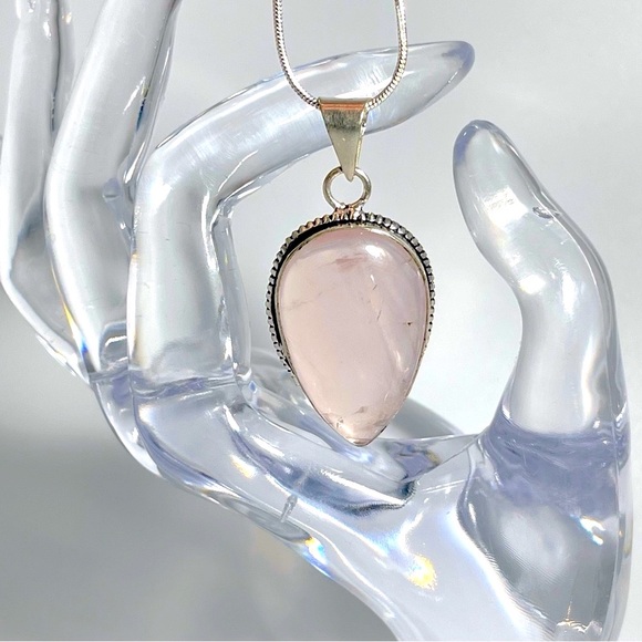 🌈⌗𝕡𝕠𝕡𝕤𝕥𝕨𝕠𝕣𝕝𝕕 𝕤𝕙𝕠𝕡 Jewelry - 🌈 Lovely clear pink quartz necklace